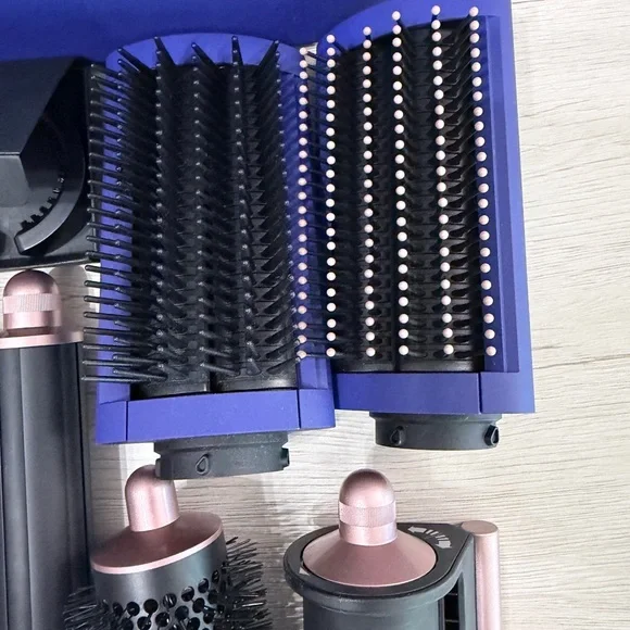 Dyson Special Edition Airwrap ™ Multi-Styler
Complete Long - Picture 9 of 14